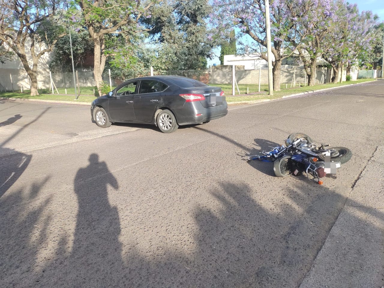Lee más sobre el artículo Un hombre con lesiones por choque entre auto y moto