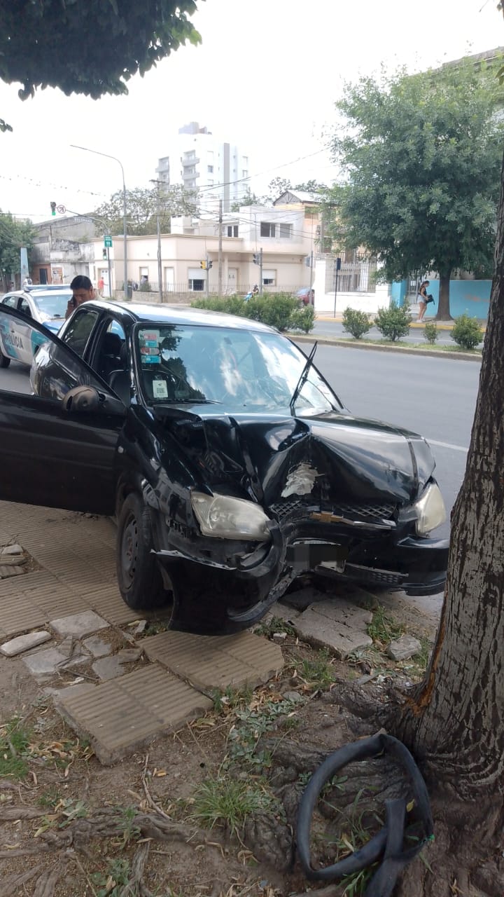 Lee más sobre el artículo Conductor de un auto se descompensó y chocó contra un árbol