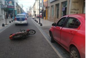 Lee más sobre el artículo Choque de moto con auto en plena zona céntrica