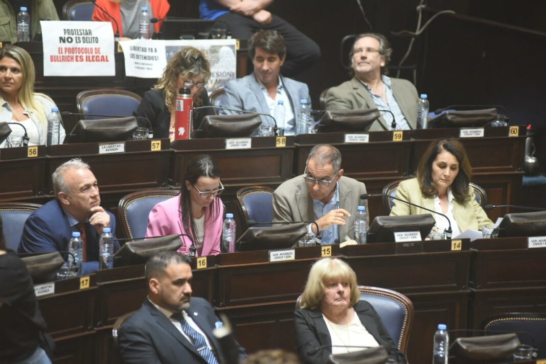 Lee más sobre el artículo Pese al fuerte rechazo del bloque Acuerdo Cívico UCR-GEN, la Legislatura bonaerense aprobó el Endeudamiento y la Ley Impositiva de Kicillof