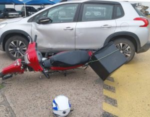Lee más sobre el artículo Un repartidor herido, tras choque entre moto y auto