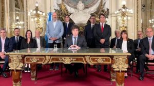 Lee más sobre el artículo Confirmado: Milei está loco, y nos quiere hundir a todos en su locura…