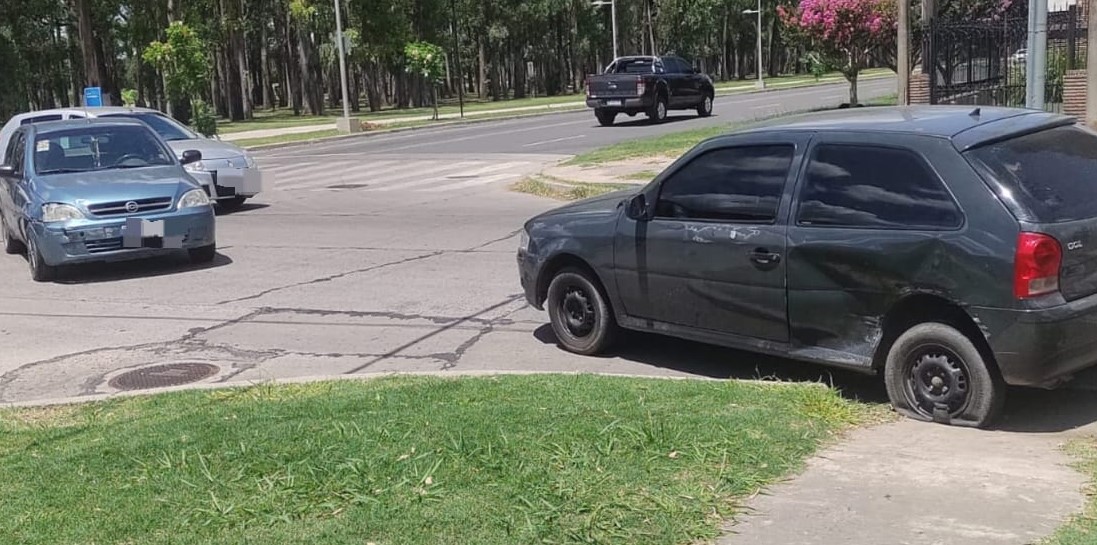 Lee más sobre el artículo Chocaron dos autos en Acceso Perón y Carlos Gardel