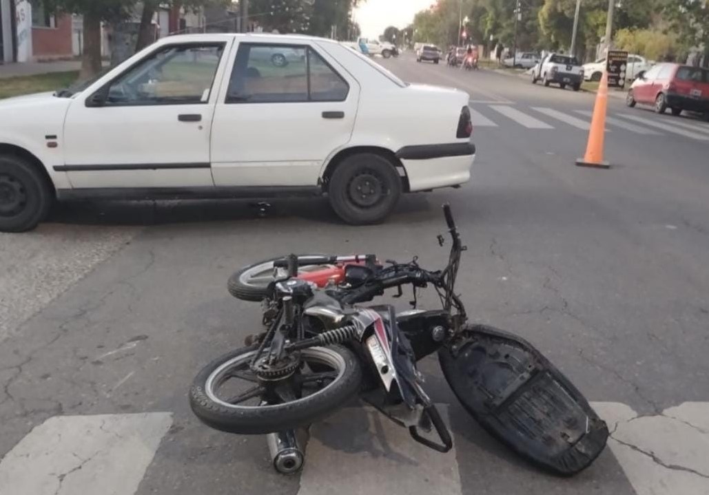 Lee más sobre el artículo Dos heridos tras chocar moto con auto en Barrio San Pablo