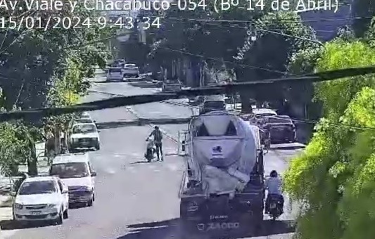 Lee más sobre el artículo Un camión chocó con ciclomotor en Viale y Chacabuco