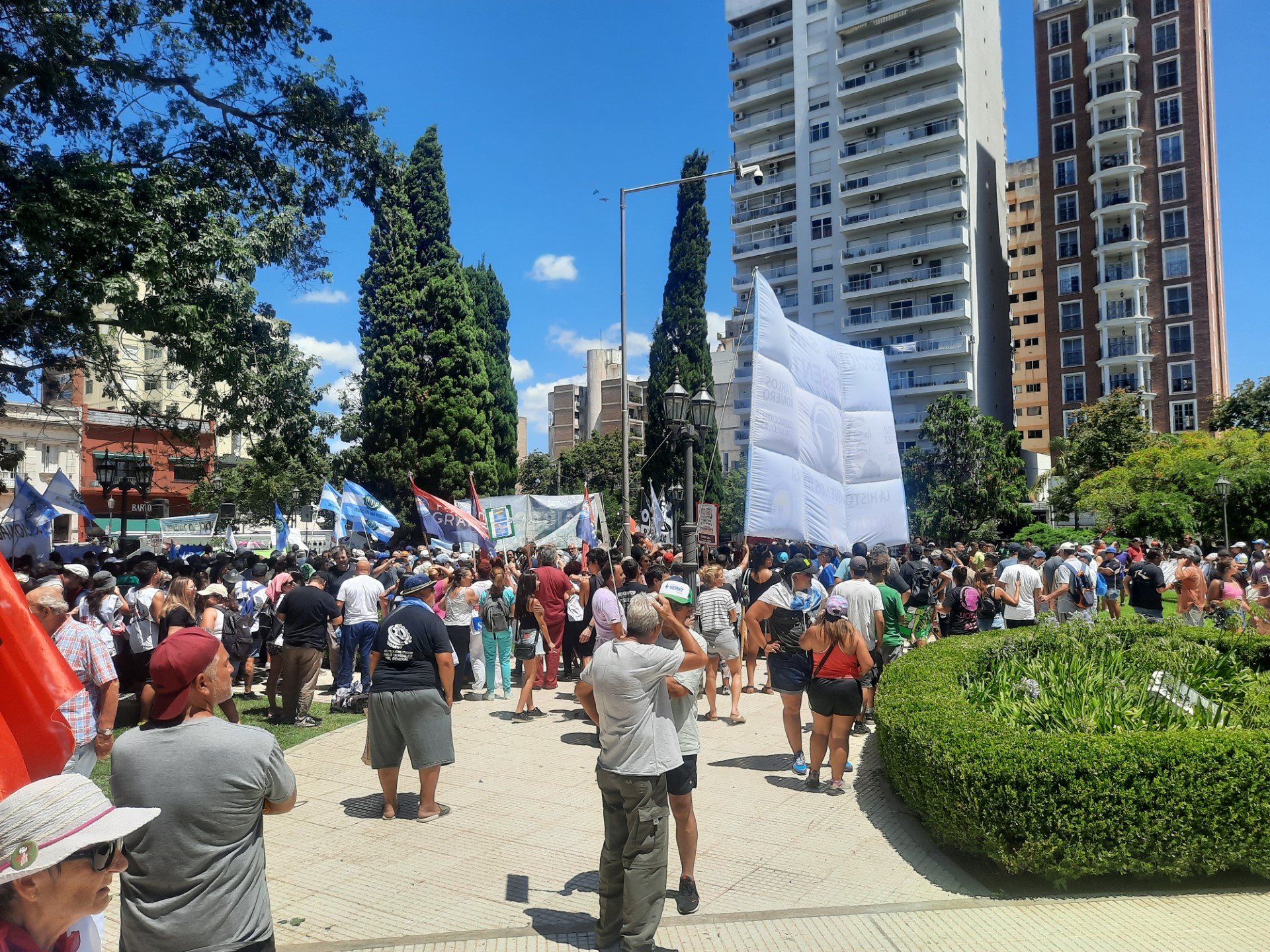 Lee más sobre el artículo El paro general también tuvo su acto en la Plaza Mitre
