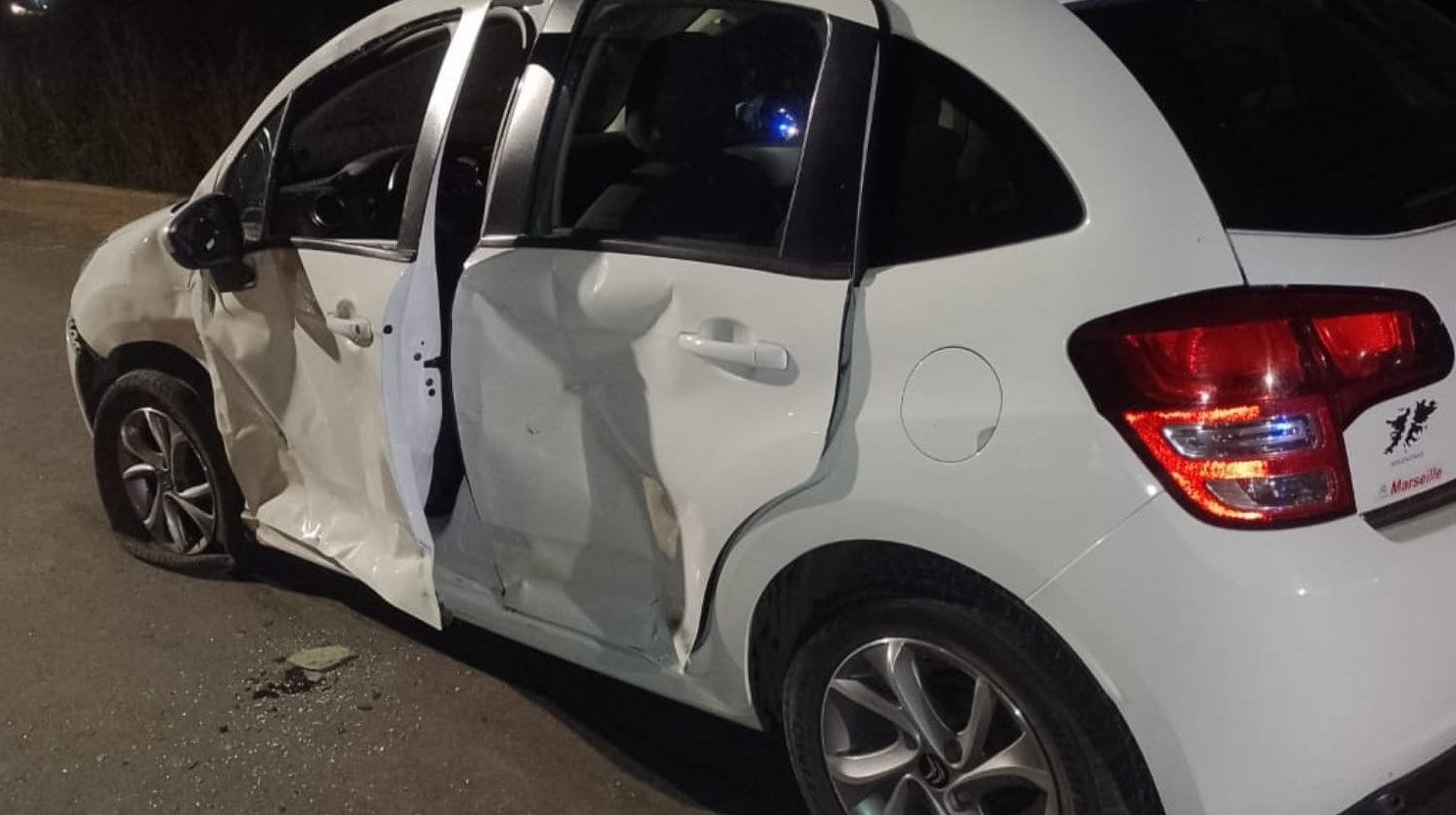 Lee más sobre el artículo Un joven con lesiones tras impresionante choque entre moto y auto