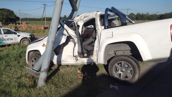 Lee más sobre el artículo Camioneta se incrustó contra columnade cartelería en la Autopista