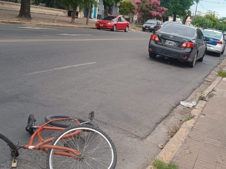 Lee más sobre el artículo Savio y Falcón: ciclista se cruzó de carril y fue embestido por un auto