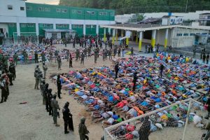 Lee más sobre el artículo Los militares retomaron el control de varias cárceles de Ecuador