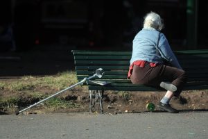 Lee más sobre el artículo Motosierra para los jubilados: la nueva fórmula de movilidad que propone el gobierno de Milei