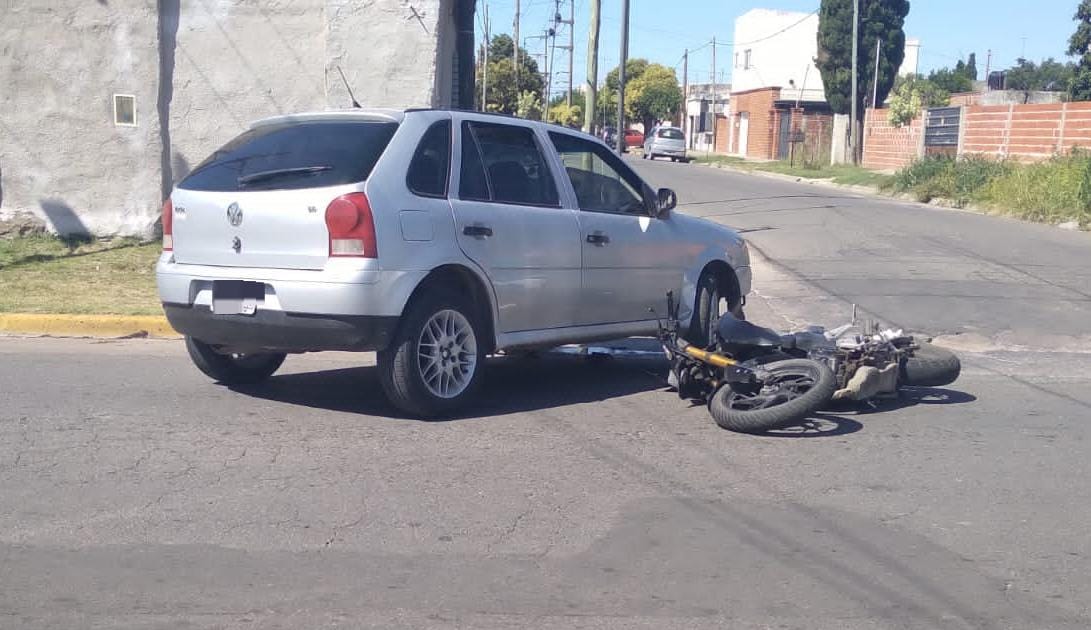Lee más sobre el artículo Un hombre pelea por su vida tras chocar su moto con un auto