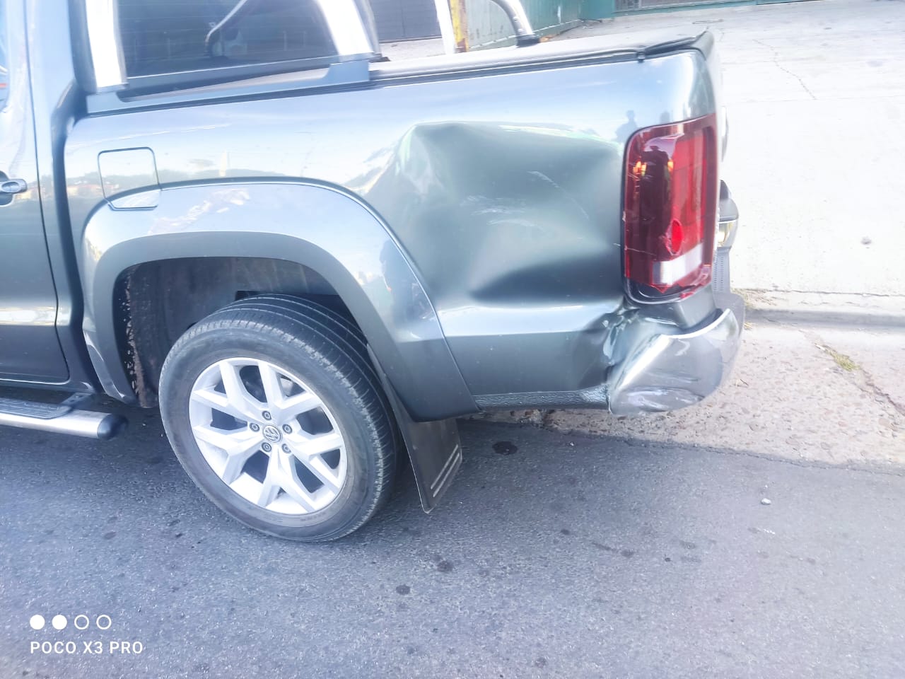 Lee más sobre el artículo Motociclista sufre fractura de pierna al chocar con una Amarok