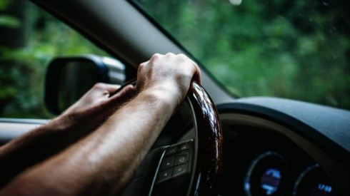 Lee más sobre el artículo Una joven y su hija se tiraron del auto para huir de su pareja