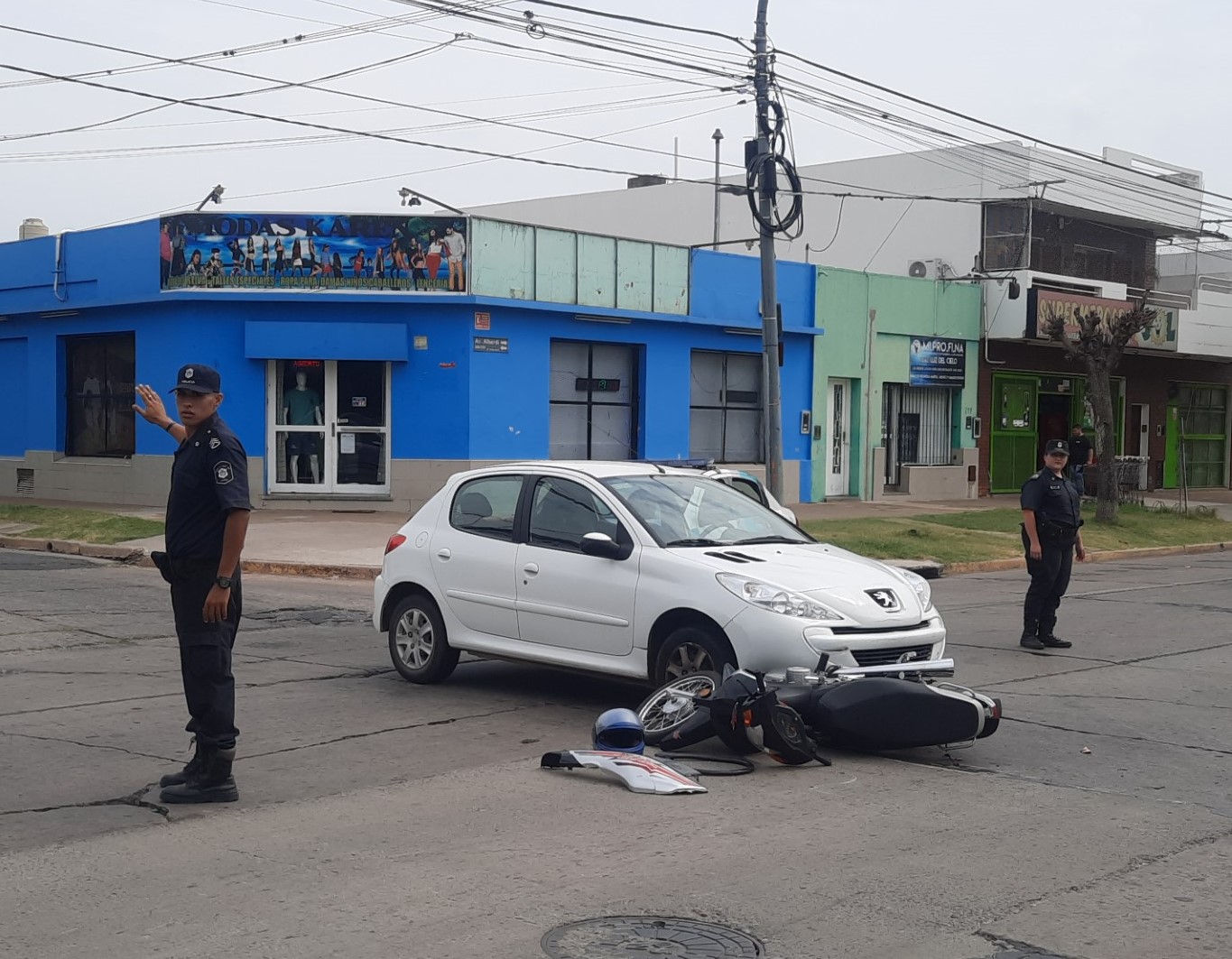 Lee más sobre el artículo Otro accidente de moto con auto en Alberdi y San Martín
