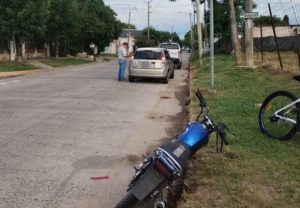 Lee más sobre el artículo Dos jóvenes lesionados tras choque entre moto y auto