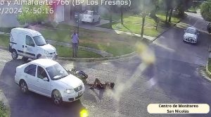 Lee más sobre el artículo Una moto chocó contra un auto en Barrio Los Fresnos