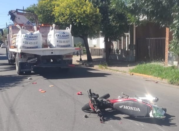 Lee más sobre el artículo Motociclista herido tras chocar con un camión de «La Laguna»