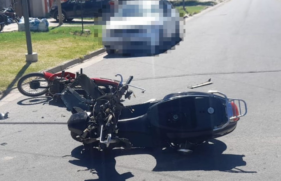 Lee más sobre el artículo Chocaron dos motos en Reynoso e Islas Malvinas