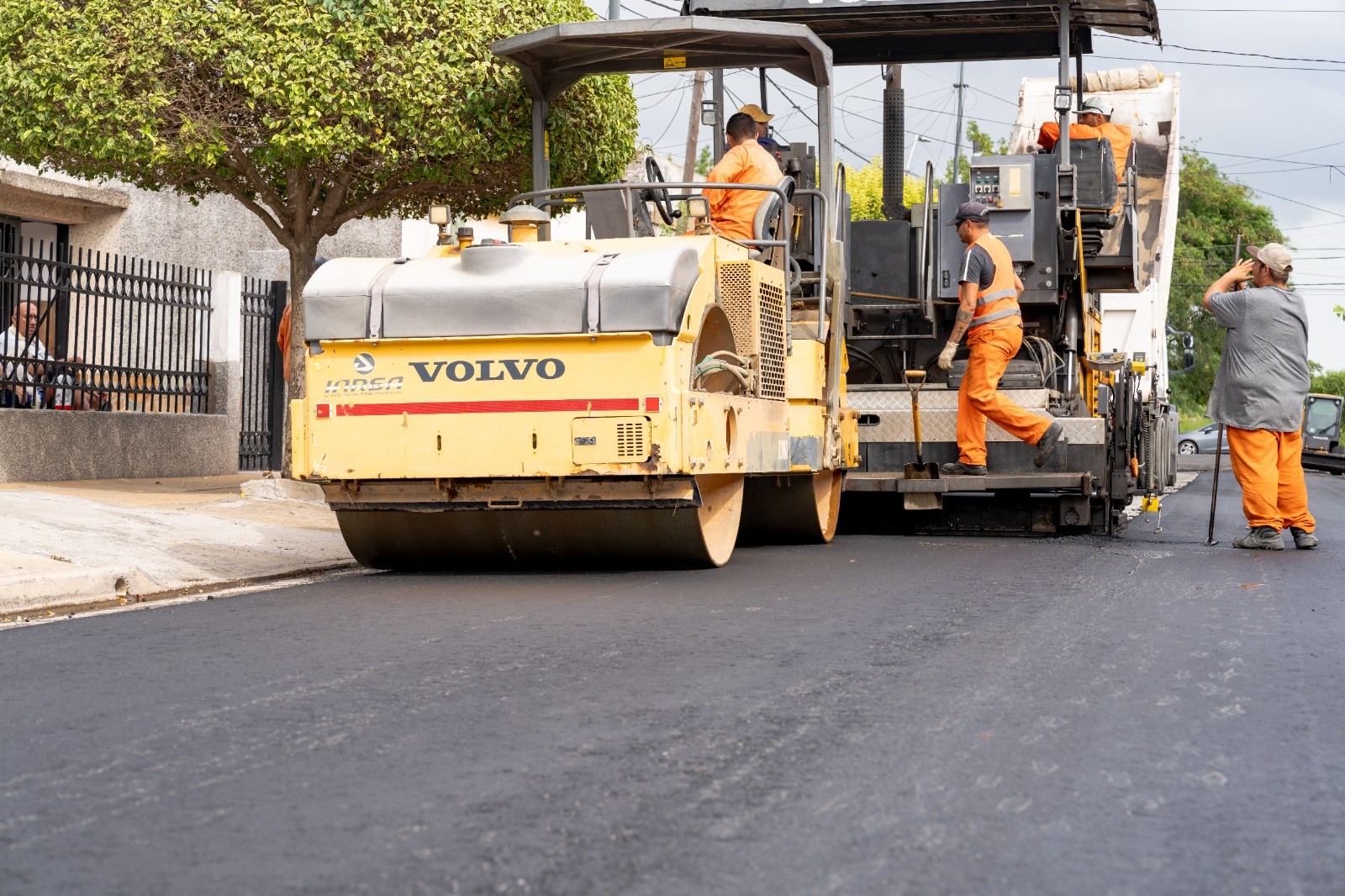 Lee más sobre el artículo El municipio repavimenta calles en barrios de la zona oeste