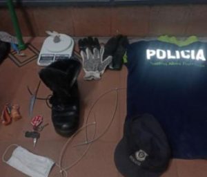 Lee más sobre el artículo Tres sujetos vestidos de policías robaron en una vivienda de zona sur