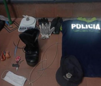 Lee más sobre el artículo Tres sujetos vestidos de policías robaron en una vivienda de zona sur