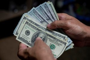 Lee más sobre el artículo La clase media quema los dólares del colchón
