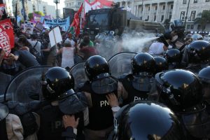 Lee más sobre el artículo La Ley Ómnibus, avalada por la brutal represión