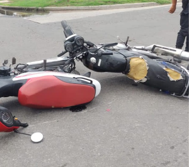 Lee más sobre el artículo Dos motocicletas colisionaron en Moreno y Dámaso Valdes