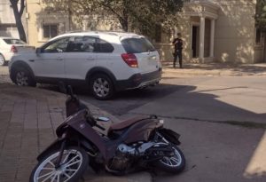 Lee más sobre el artículo Una mujer con lesiones tras choque entre moto y auto