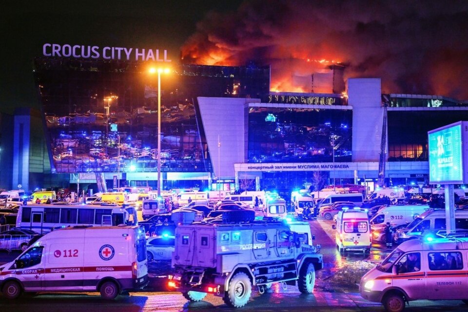 Lee más sobre el artículo Sangriento ataque en un teatro en Moscú durante un concierto: al menos 40 muertos y 100 heridos