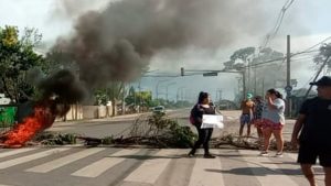 Lee más sobre el artículo Vecinos realizaron cortes en Ruta 188 y Barrio Colombini, reclamando que vuelva la luz