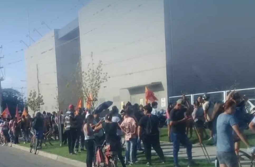 Lee más sobre el artículo Organizaciones sociales protestaron frente a la Municipalidad