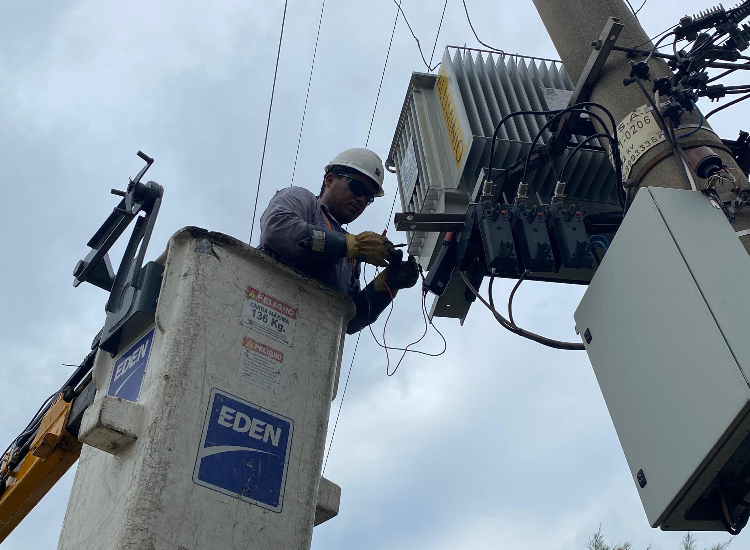 Lee más sobre el artículo Siguen tratando de restablecer el servicio eléctrico en los barrios afectados por la tormenta