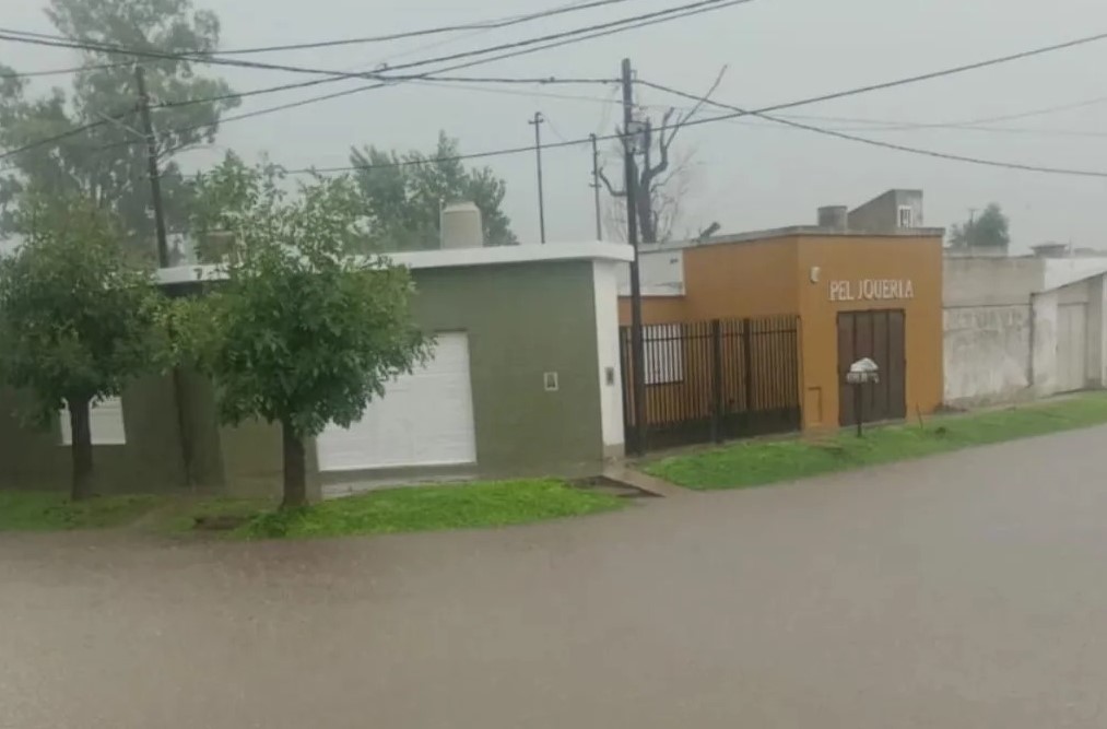 Lee más sobre el artículo Se inundan viviendas en La Emilia y hay evacuados en numerosos barrios de San Nicolás