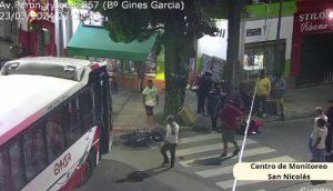 Lee más sobre el artículo Joven con heridas graves tras chocar colectivo de Vercelli con una moto