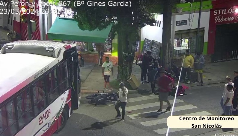 Lee más sobre el artículo Joven con heridas graves tras chocar colectivo de Vercelli con una moto