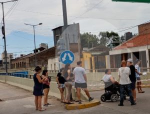 Lee más sobre el artículo Vecinos cortaron el viaducto y la rotonda frente al Itec, reclamando que vuelvan la luz y el agua