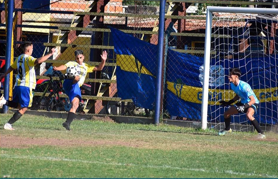 Lee más sobre el artículo Fútbol local: ganaron 12 de Octubre, Regatas, la Emilia y Somisa