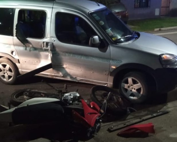 Lee más sobre el artículo Dos heridos a raíz de choque entre moto y auto