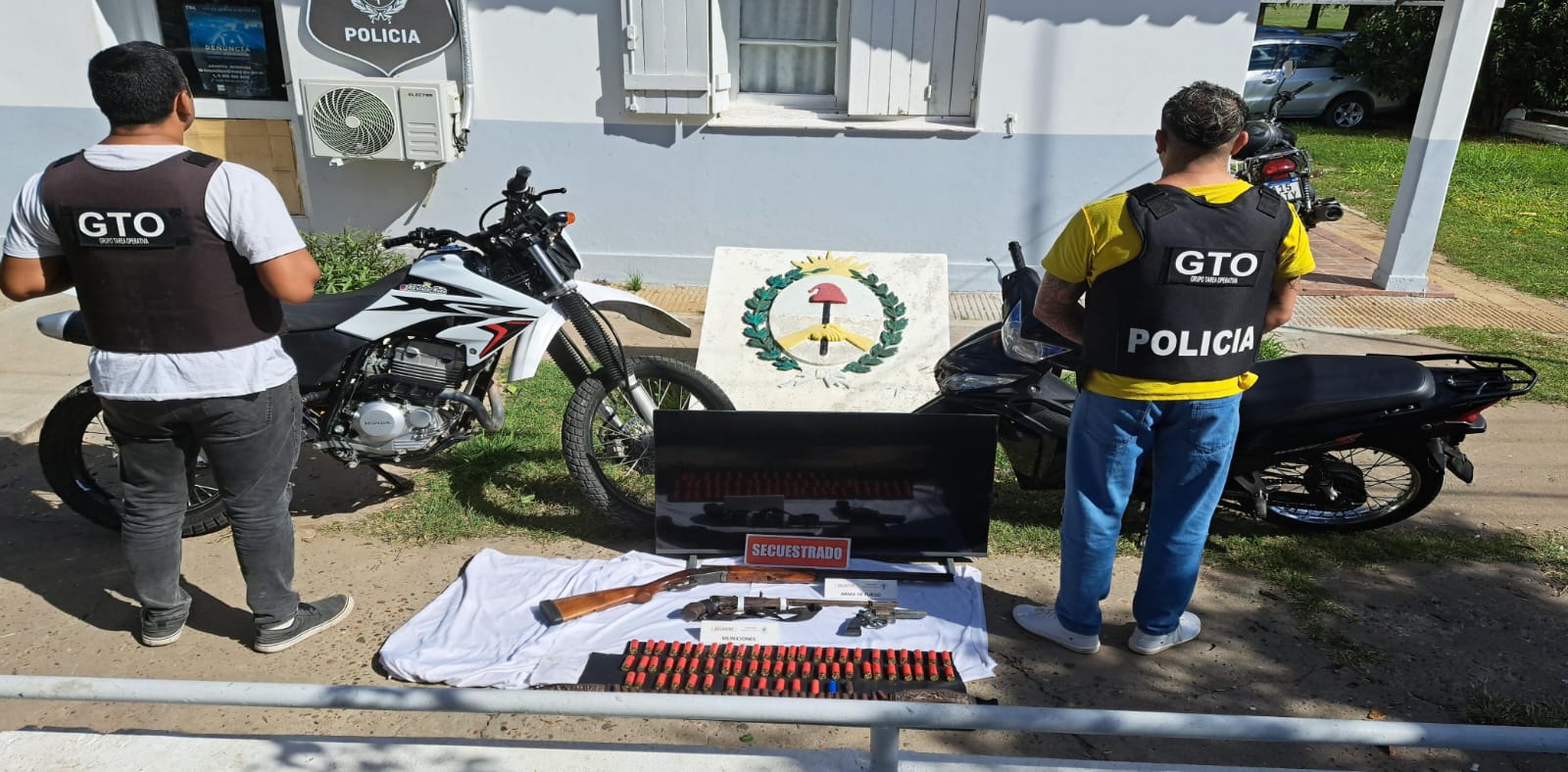 Lee más sobre el artículo Secuestran numerosas armas y objetos robados tras allanamiento