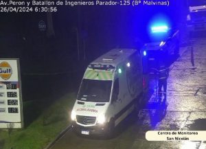 Lee más sobre el artículo Una Kangoo embistió a una moto sobre Acceso Perón
