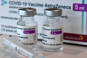 Lee más sobre el artículo Covid: AstraZeneca admitió que su vacuna puede tener «un efecto secundario raro»