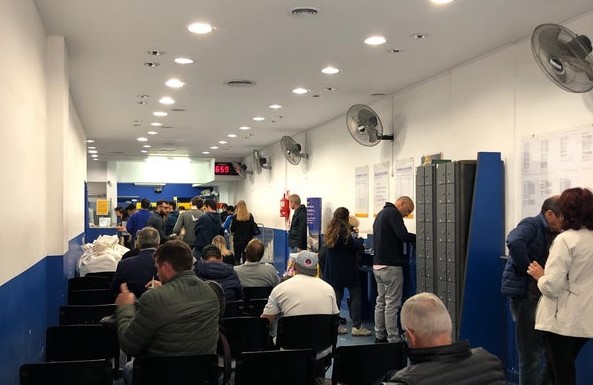 Lee más sobre el artículo Motosierra por carta: cuatro despidos en Correo Argentino de San Nicolás y Ramallo