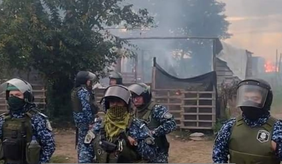 Lee más sobre el artículo Villa Ramallo: la policía desalojó e incendió las viviendas del asentamiento en Barrio La Laguna
