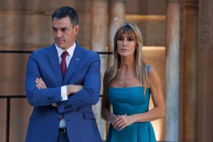 Lee más sobre el artículo Pedro Sánchez pone en duda su continuidad tras abrirse una investigación judicial a su esposa
