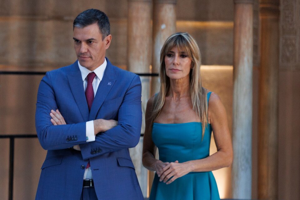 Lee más sobre el artículo Pedro Sánchez pone en duda su continuidad tras abrirse una investigación judicial a su esposa