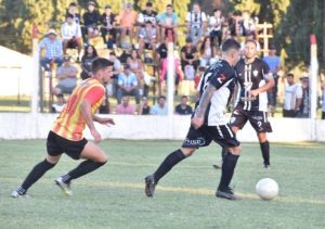 Lee más sobre el artículo Fútbol local: La Emilia derrotó a Belgrano y Regatas superó a Los Andes