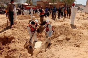 Lee más sobre el artículo Genocidio en Gaza: recuperan más de 200 cadáveres de la fosa común de un hospital en Jan Yunis