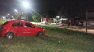 Lee más sobre el artículo Colisionaron dos autos y dañan red de tendido eléctrico en la zona sur